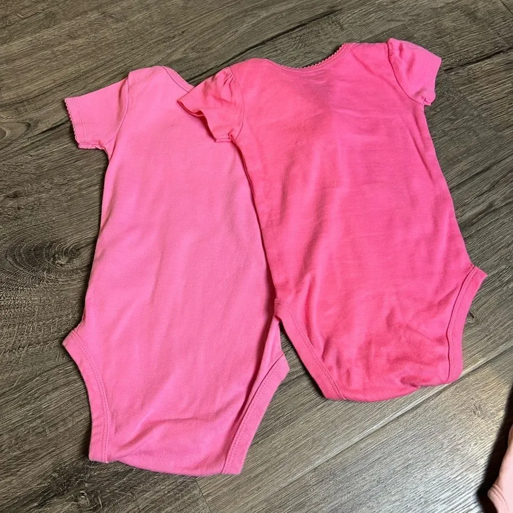 Set of 3 baby bodysuits size 6 and 9 months